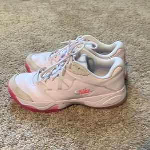 nike Women’s tennis shoes
